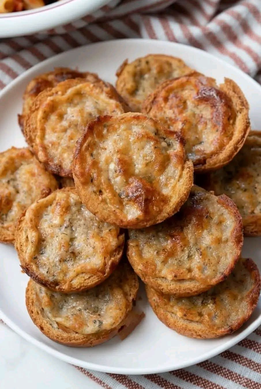 Easy Cheesy Garlic Bread Bites
